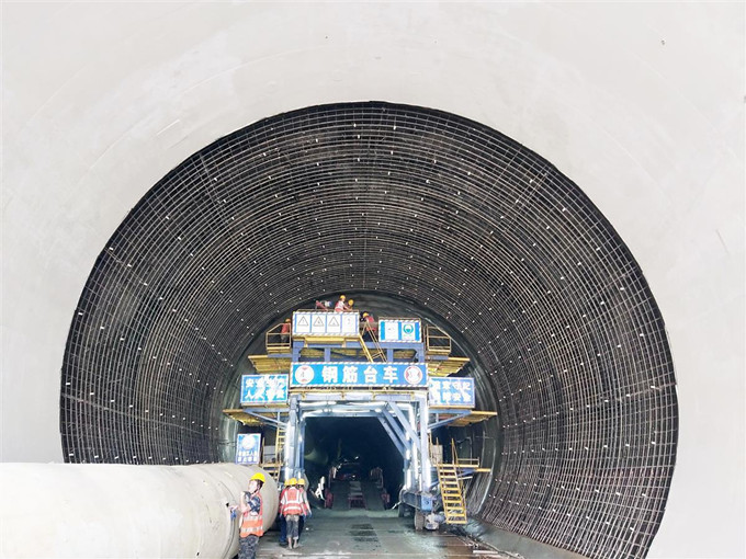 建設者在引江補漢輸水隧洞開展襯砌作業.jpg