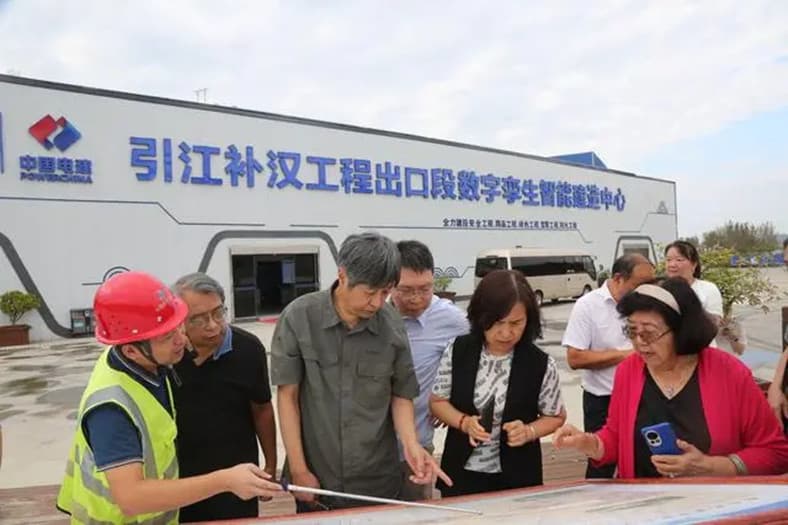 采風團專家們在南水北調中線引江補漢工程出口段數字孿生智能建造中心參觀.jpg