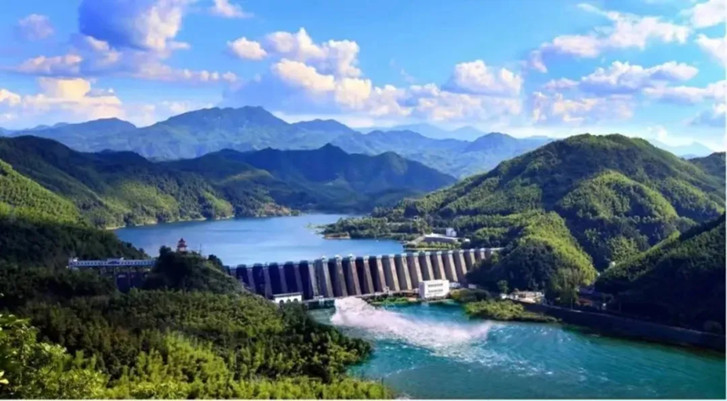 佛子嶺水庫是新中國建設的第一座鋼筋混凝土連拱壩，被譽為“新中國第一壩”、“亞洲第一壩”、“遠東第一高壩”，令國內外水利工程界嘆為奇跡，為新生的共和國贏得了巨大的聲譽。.jpg