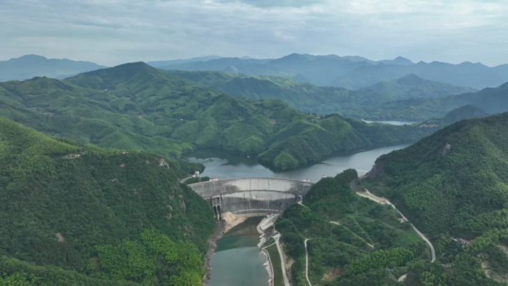 白蓮崖水庫位于淮河南岸支流淠河東源西支流——漫水河上，安徽省霍山縣大化坪鎮境內。白蓮崖水庫不僅為下游佛子嶺水庫攔洪削峰，更是以它4.6億立方米的總庫容、745平方千米的流域面積為上游生物提供了棲息的家園。.jpg