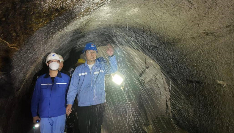 技術人員檢查隧洞內涌水情況.jpg